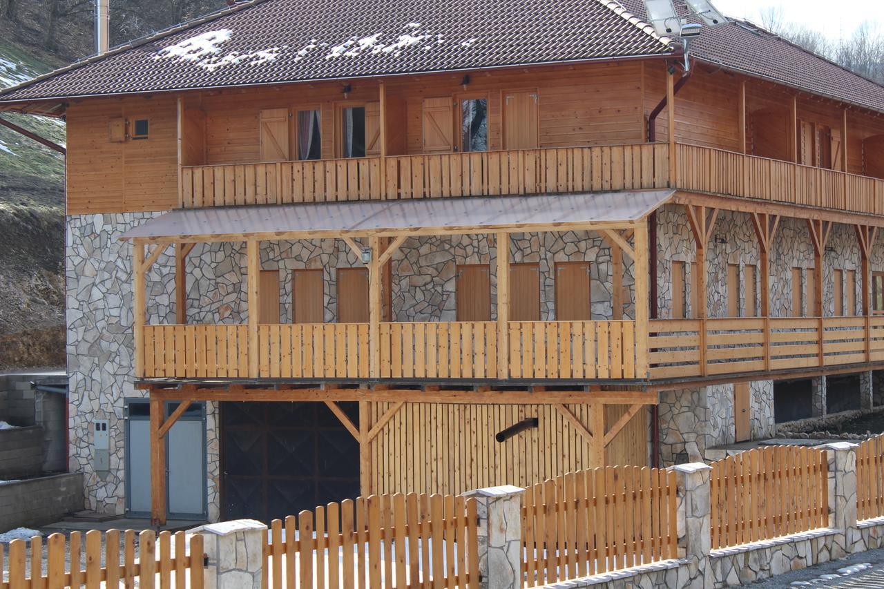 B&B Zlatna Nit บอซันสกาครูปา ภายนอก รูปภาพ