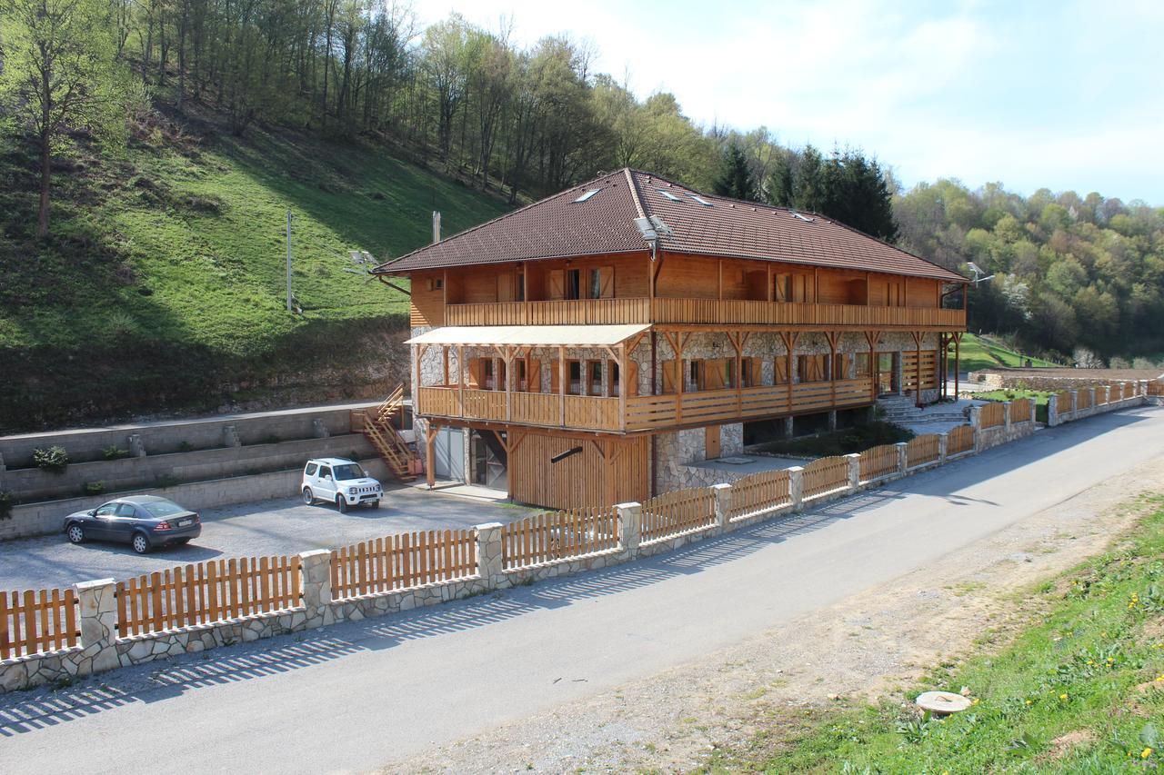 B&B Zlatna Nit บอซันสกาครูปา ภายนอก รูปภาพ