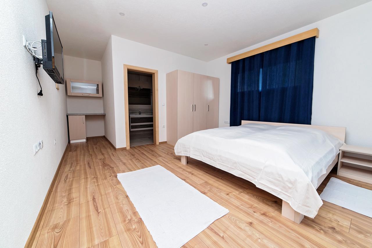 B&B Zlatna Nit บอซันสกาครูปา ภายนอก รูปภาพ
