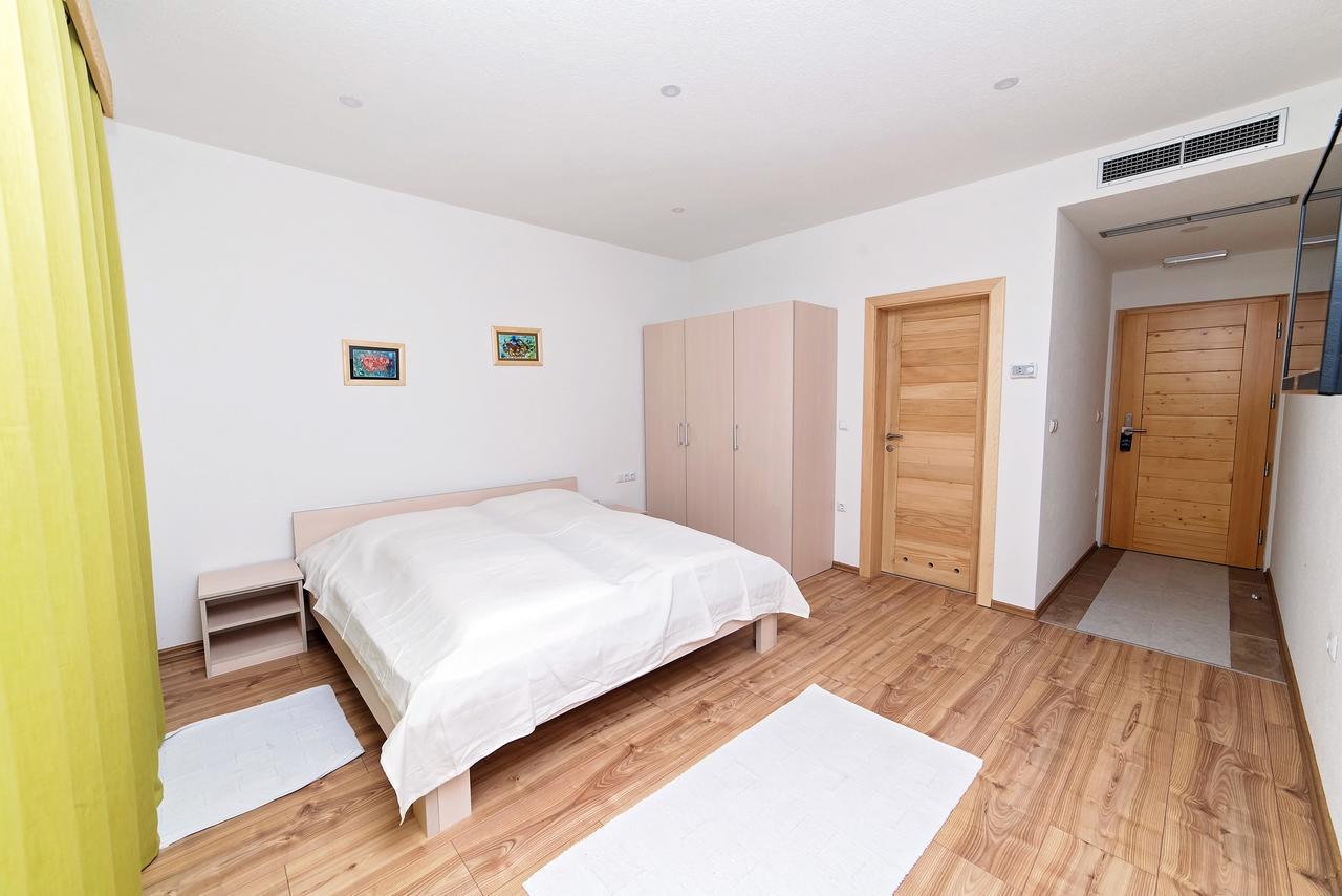 B&B Zlatna Nit บอซันสกาครูปา ภายนอก รูปภาพ